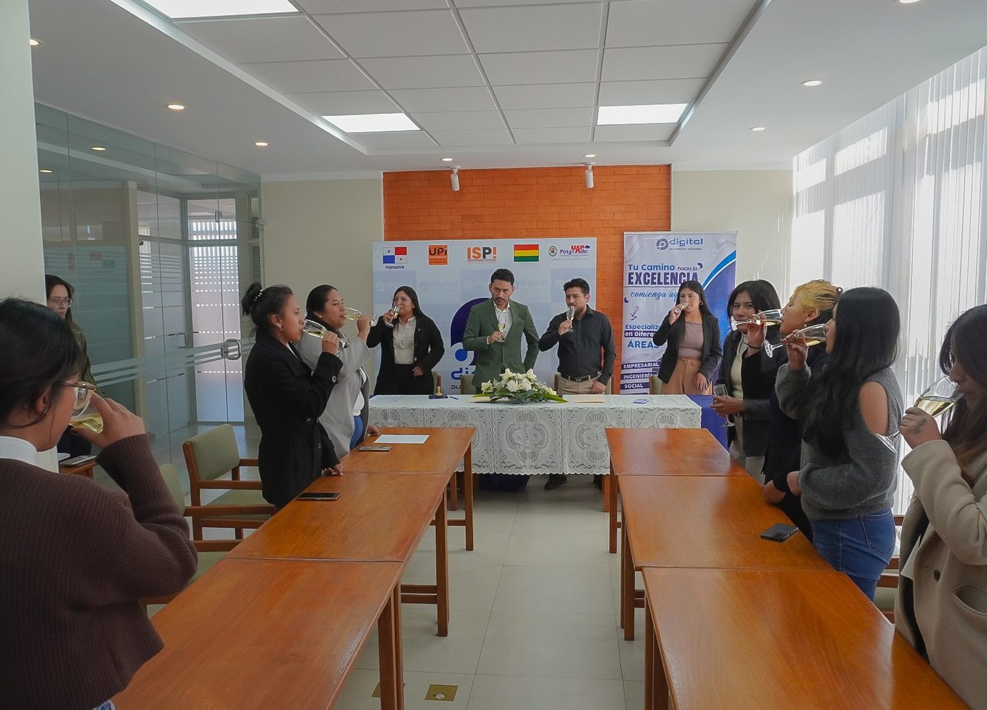 Firma de convenio entre el CADECH y Digital Business School