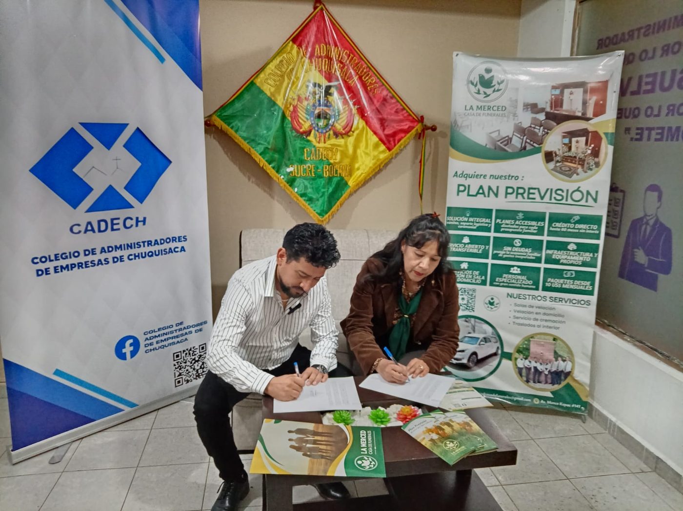 Firma de convenio entre el CADECH y Funeraria La Merced
