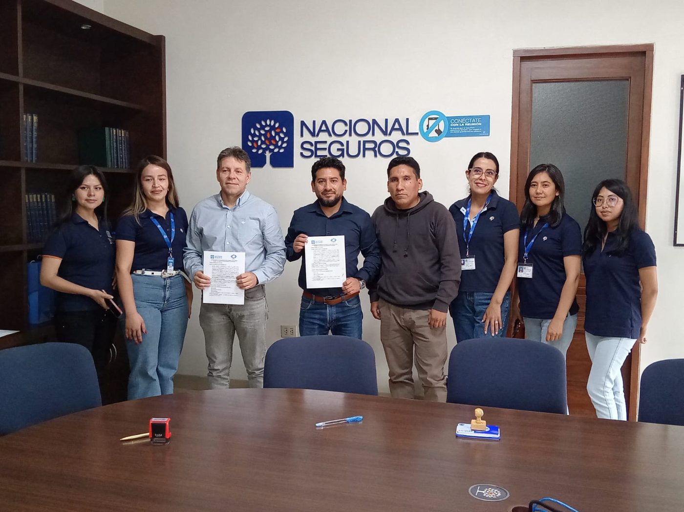 Firma de convenio entre el CADECH y Nacional Seguros